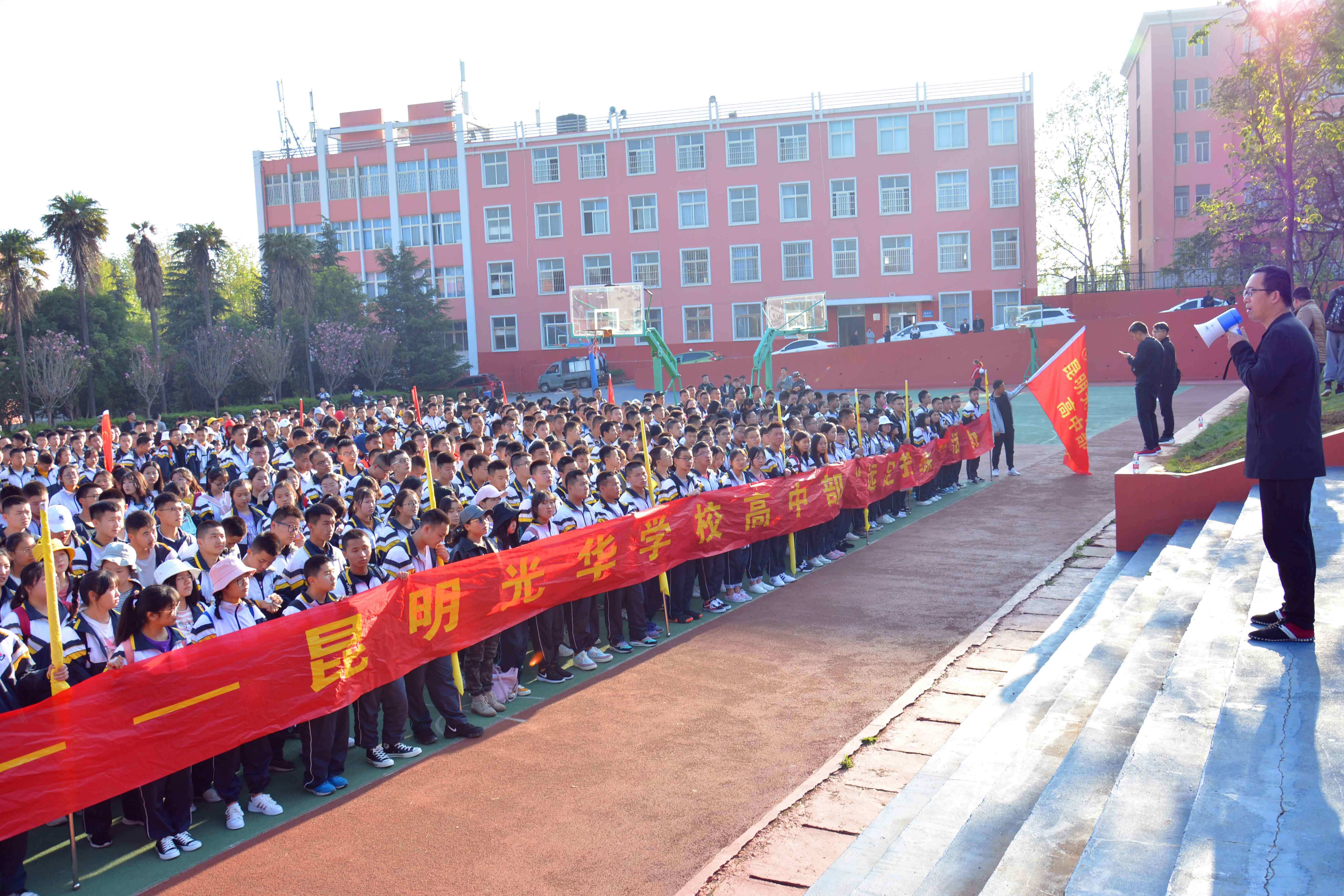 市课程简介学校简介昆明光华学校是一所全封闭寄宿制半军事化管理的