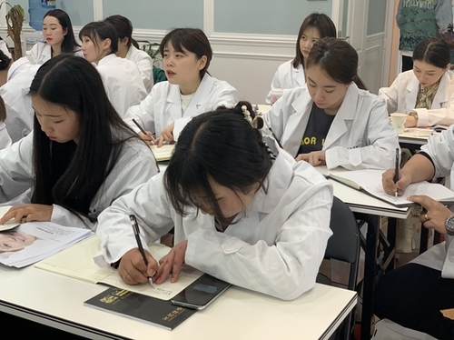 正规的体隆鼻手术培训学校去哪家微 整学校比较好?
