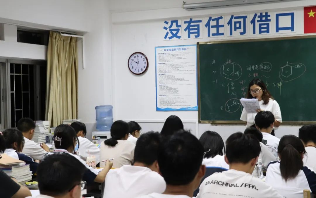 昆明西点复读学费多少钱一年