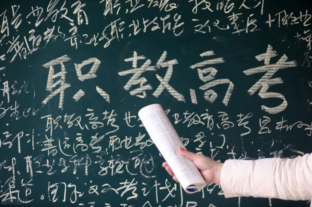 昆明哪些學(xué)?？梢詤⒓勇毥谈呖寂嘤?xùn)班