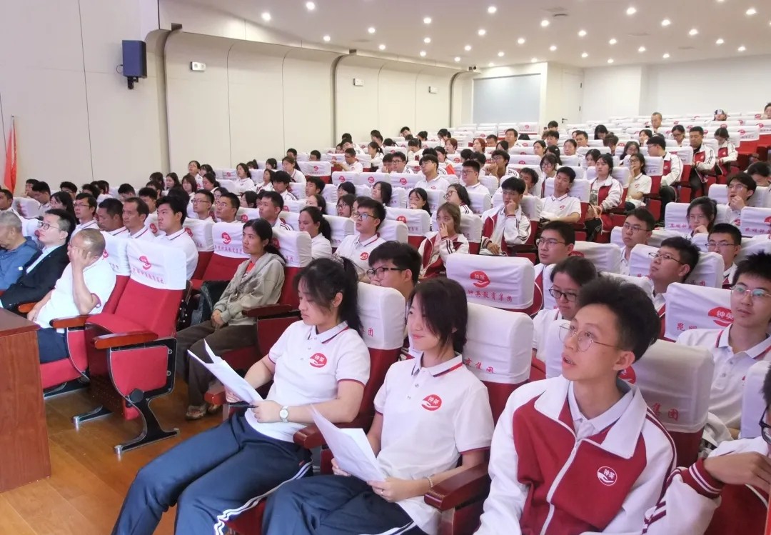 昆明鐘英培訓(xùn)學(xué)校高三復(fù)讀費(fèi)用多少